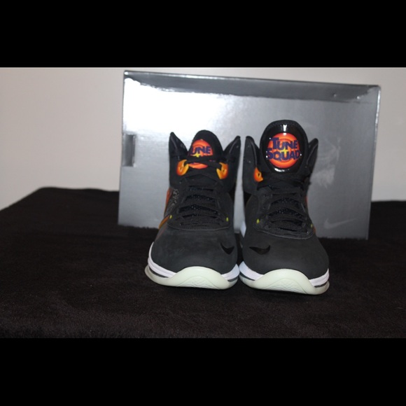 Lebron very limited looney tune main image 6